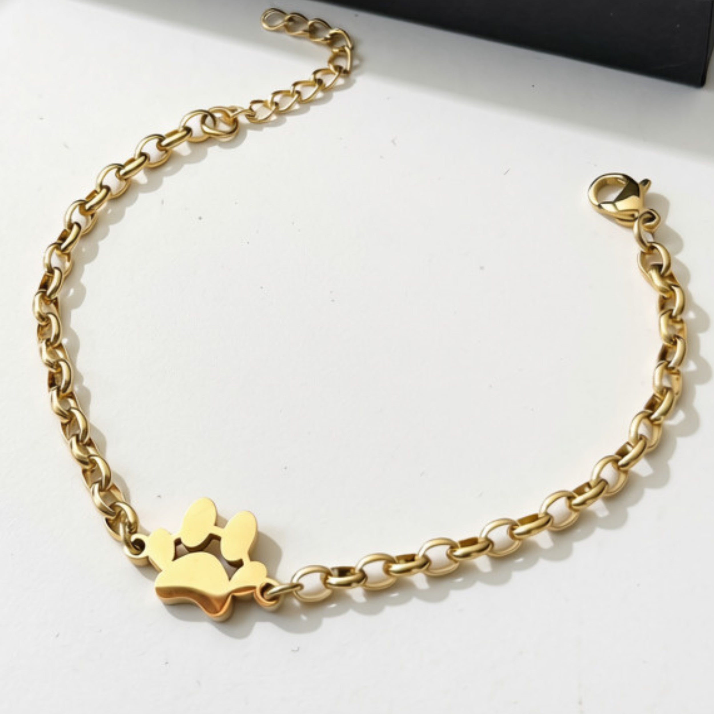 Studio Rockwood Studio Rockwood Gold Paw Bracelet - detail close-up